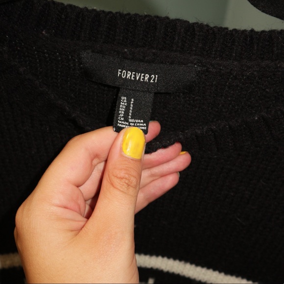 Black & White Patterned Sweater - Picture 4 of 10